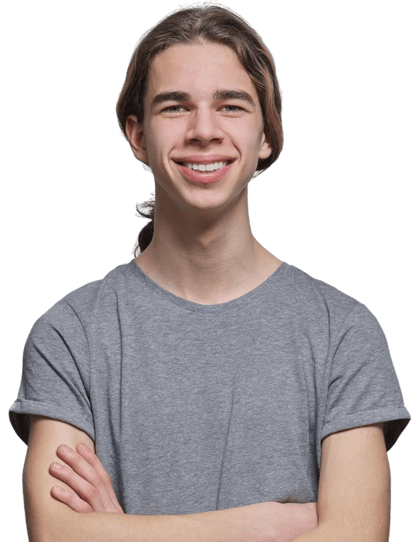 portrait-of-happy-smiling-guy-adolescent-bras-croises - Grande